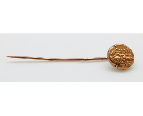 A yellow metal stick pin set with a Greek coin, 5cm, 4g