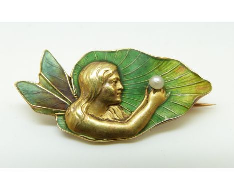 An Art Nouveau 14ct gold brooch depicting a fairy set with green enamel to her wings and holding a pearl 3.4 x 1.8cm