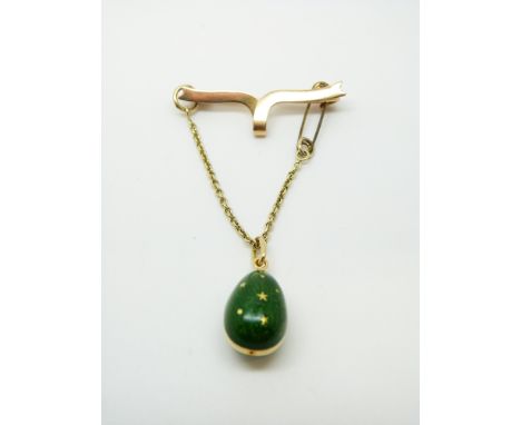 A Faberge 18ct gold and green guilloche enamel egg pendant, on 15ct brooch, 9g (877/1000)