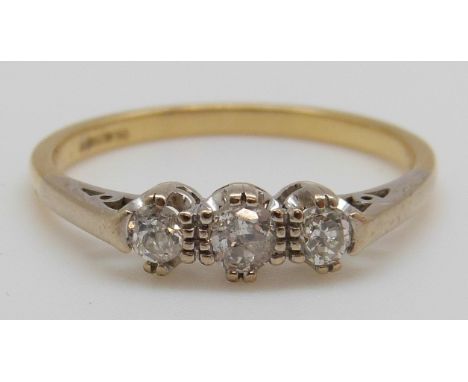 An 18ct gold ring set with three round cut diamonds (size R)