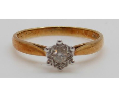 An 18ct gold ring set with a round cut diamond in a star setting, 2.3g (size M)