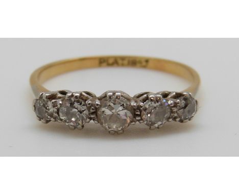 An 18ct gold ring set with five diamonds in a platinum setting, largest diamond approximately 0.2ct (size P)