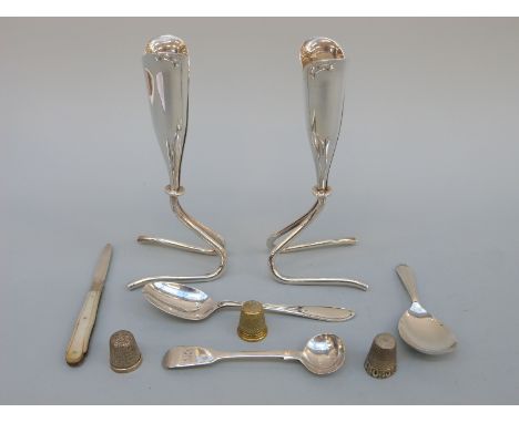 A modern hallmarked silver caddy spoon, Newcastle hallmarked silver salt spoon, further spoon, hallmarked silver thimble and 