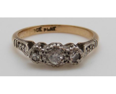 An 18ct gold ring set with three diamonds in a platinum setting, 2.2g (size K)