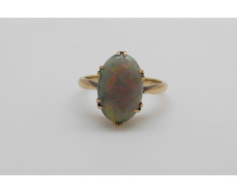 An 18ct gold ring set with an opal cabochon (size I/J)