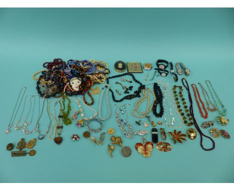 A collection of costume jewellery to include jet necklace, banded agate brooch, Victorian brooch, beaded necklaces, early gla