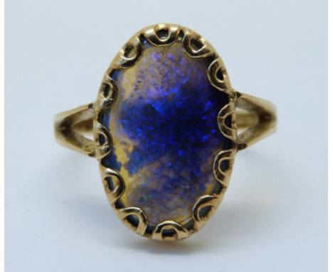 A 18ct gold ring set with a large oval opal cabochon (size M) 