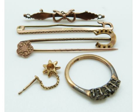 Two 9ct gold brooches, a 9ct gold stick pin (4.4g), a 9ct gold and silver ring and a 15ct gold stick pin in the form of a hor