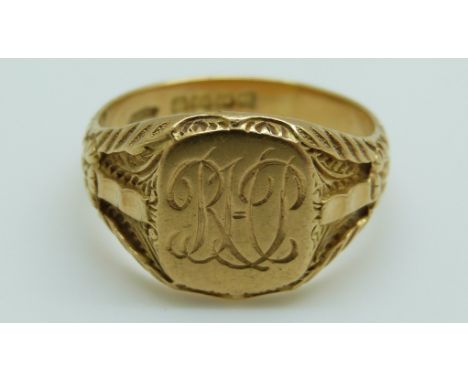 An 18ct gold signet ring with textured foliate decoration to the shoulders, 10.2g (size V/W)