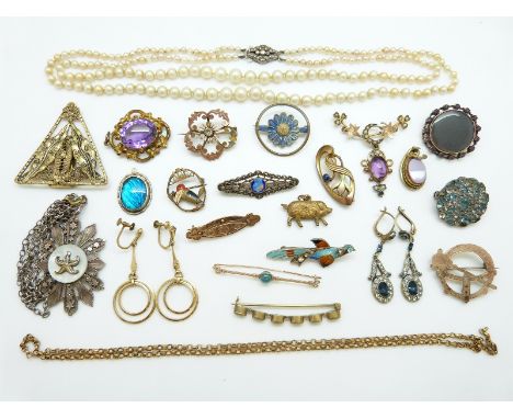 A collection of Victorian jewellery including brooches, an enamel bird brooch, a paste brooch, Art Nouveau brooch, pendants s