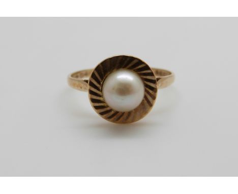 A 9ct gold ring set with a cultured pearl, 2.3g, size M 