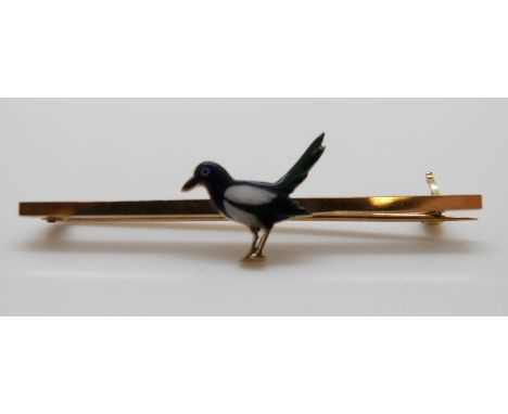 A Victorian brooch in the form of a magpie set with enamel, 5cm, 4.6g