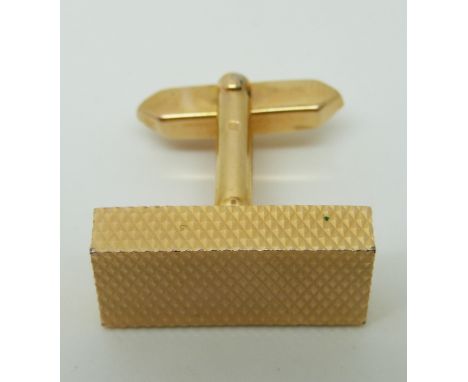 A gold cufflink with engine turned design (9.3g)