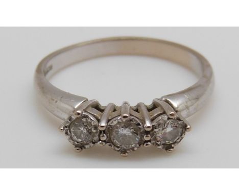 An 18ct white gold ring set with three diamonds (size O)