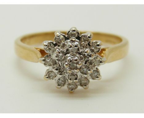 An 18ct gold ring set with diamonds in a cluster, total diamond weight approximately 0.15ct, 3.1g (size L) 