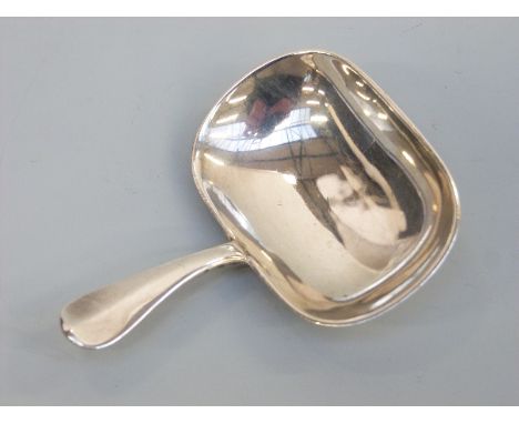 An Edward VII hallmarked silver tea caddy spoon of broad shovel form and rat tail design, London 1905 maker Francis Higgins I