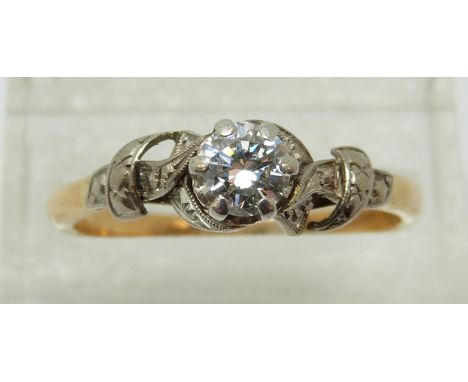 An 18ct gold ring set with a diamond of approximately 0.4ct (size Q) 