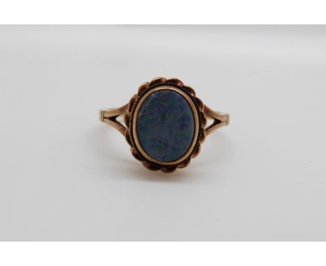 A 9ct gold ring set with an opal doublet (size O)