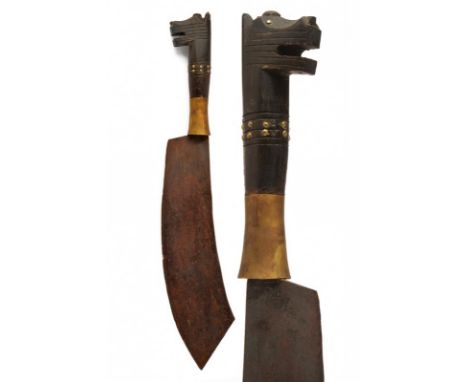 dating: 20th Century provenance: Indonesia, Strong, curved, single-edged blade. Horn grip, embossed with an animal's head. Br