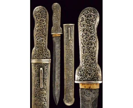 dating: 19th Century provenance: Giava, Strong, single-edged blade, in fine pamor. Grip completely covered with silver foil, 