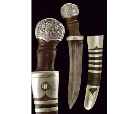 dating: early 20th Century provenance: The Philippines, Wide and strong, curved, double-edged blade and double groove. Short,