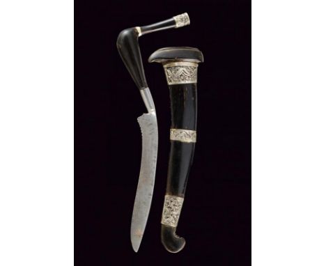 dating:  provenance: Sumatra, Short, curved, single-edged blade, iron, faceted knot. Grip of typical shape, angled, in horn, 