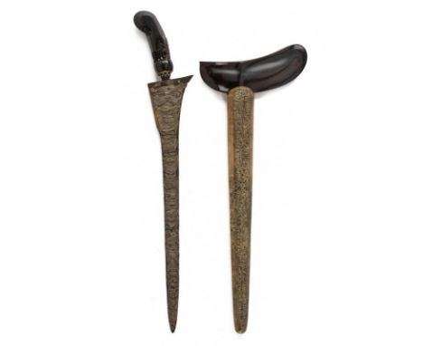 dating: First half of the 20th Century provenance: Giava, Wide, double-edged blades, in fine pamor. Horn ukiran, embossed wit
