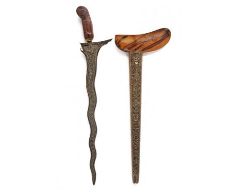 dating: 20th Century provenance: Giava, Undulated double-edged blade, in fine pamor, with chiselled and shortly grooved base.