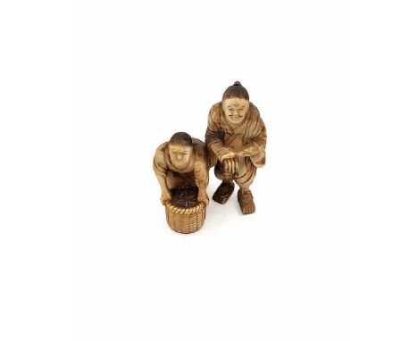 Antique Chinese figurine from the 19th century made of ivo ry, manually carved by the artist, from the second half of the 19t