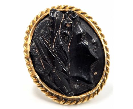 Antique English Gold cameo ring from the 19th century, 9K gold and inlaid with a Whitby Jet plate, unsigned, The purity of th