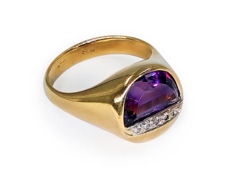 Gold, amethyst and diamond ring, 18K gold ring (signed: 750), set with a purple amethyst stone and 5 diamonds with a total we