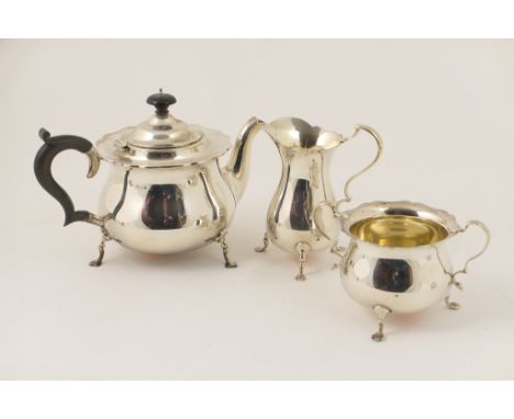 Matched silver three piece tea service, maker RP, comprising plain baluster teapot with shaped collar, London 1924, with ebon