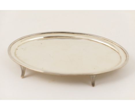 George V silver teapot stand, Birmingham 1910 (marks rubbed), oval form with reeded border, raised on four reeded feet, 21.5c