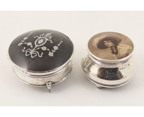 George V silver and piquet tortoiseshell ring box, Birmingham 1918, circular form with domed tortoiseshell cover inlaid with 