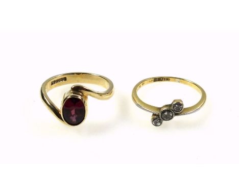 18ct gold platinum and diamond engagement ring, 0.2ct diamonds approx., 2.3 grams and a 9ct gold crossover ring set garnet, 3