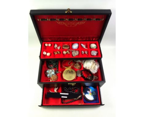 Costume Jewellery - Jewellery box containing novelty silver horseshoe riding crop bar brooch, silver A.R.P wardens badge, nec