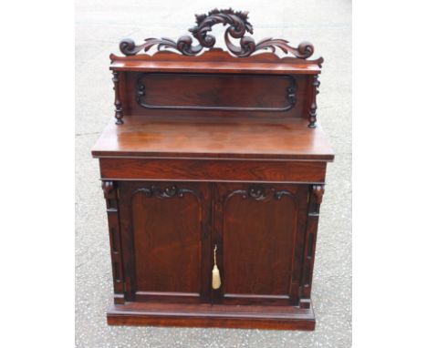 Victorian carved rosewood chiffonier with a panelled back, shelf, and 2 panelled doors below, on a plinth base, 143.5 x 100 x