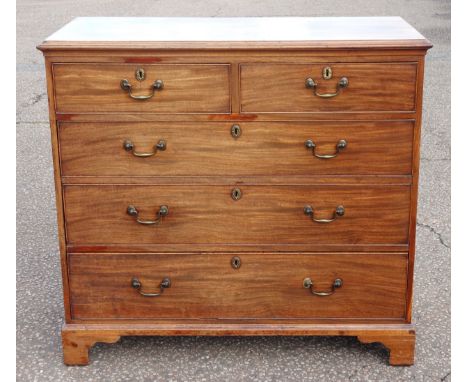 George III mahogany straight fronted chest with 2 short and 3 graduated long drawers, on bracket feet, 105.5 x 115 x 55.5cm o