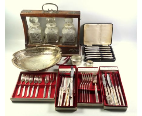 Set of 6 George V silver handled tea knives, by J Y, Sheffield, 1934, L.17cm, cased; bracelet, Birmingham, 1962, napkin ring,