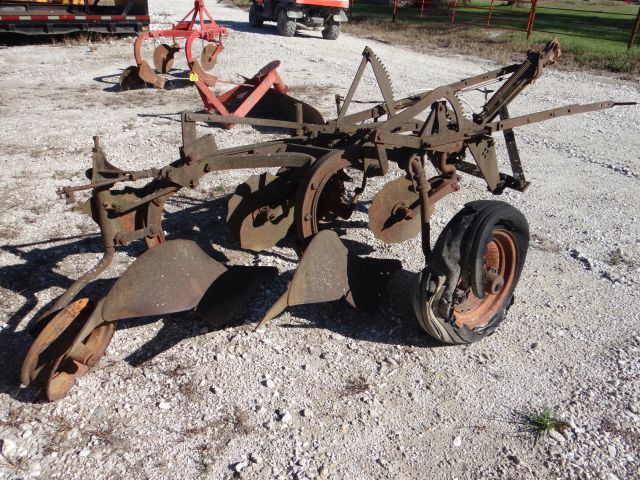 IH 2 Bottom Plow Pull Type