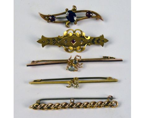 Three 9ct yellow gold bar brooches to include a Victorian foliate and scroll decorated ruby and diamond set example, an Edwar