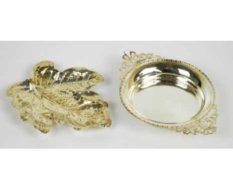 JOSIAH WILLIAMS & CO (POSSIBLY); a George V hallmarked silver pin dish with pierced twin handles, London 1919, width includin