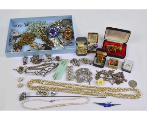 A small quantity of costume jewellery comprising predominantly brooches to include marcasite and filigree work examples, also