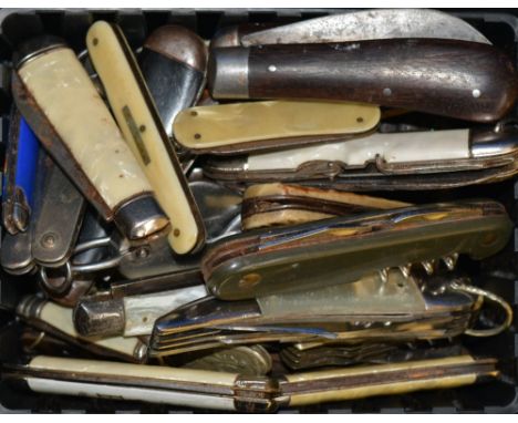 A collection of pocket knives various including mother of pearl, horn, bone and others (33)
