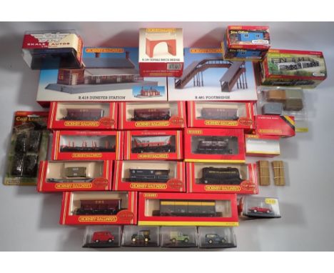 A box of Hornby 00 gauge wagons and accessories including R6077 GWR 20 ton brake van, R6050 EWS HEA Hopper, R60074 civilink 4