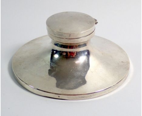 A silver capstan inkwell, Birmingham 1926 by William Neale, 14cm 