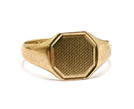 9ct hallmarked gold signet ring with engine turned detail to head - size J &amp; 1.3g - SOLD ON BEHALF OF THE NEW BREAST CANC