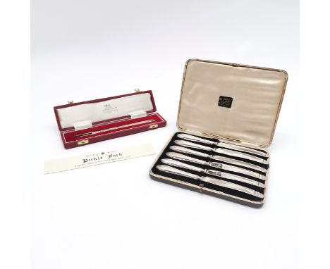 Francis Howard Ltd cased silver pickle fork (18cm &amp; 43g) t/w Viners cased set of butter knives with silver handles