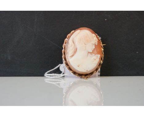 9ct Gold hallmarked shell cameo featuring a female portrait with Birmingham mark, complete with safety chain 