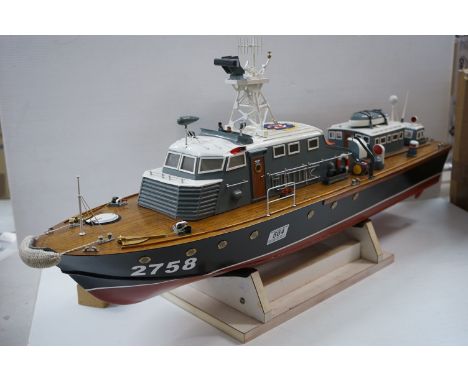 A Vintage kit built motorised pond boat with highly detailed features P2758, measures approx 90cm in length. 